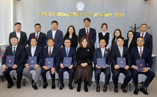 순천향대학교 서울병원이 지난 12일 몽골 울란바타르에서 몽골 국립 제2병원 등 주요 국립병원 6곳과 업무협약을 맺은 뒤 기념촬영하고 있다. <순천향대학교 서울병원 제공>